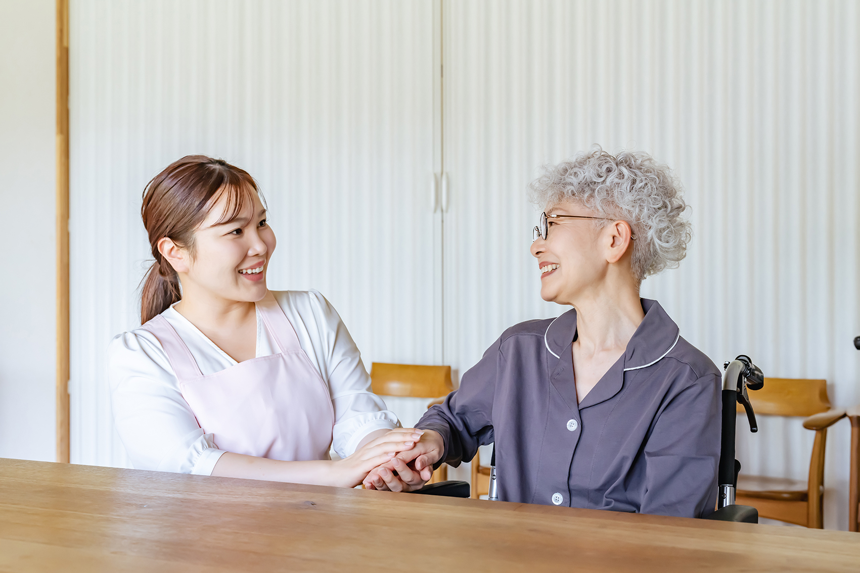 介護、シニア、車椅子、車いす、女性、介護士